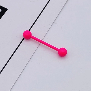 Détail d'un piercing barbell rose fluo en acrylique avec une finition brillante