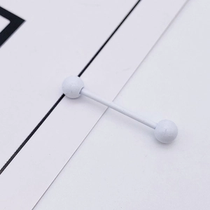 Vue détaillée d'un piercing barbell droit en acier inoxydable laqué blanc mat
