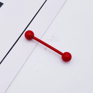 Détail d'un piercing barbell rouge en acier inoxydable avec finition laquée brillante