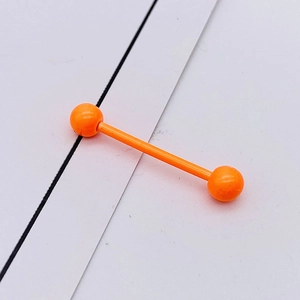 Détail d'un piercing barbell orange vif pour la langue ou le cartilage avec billes lisses