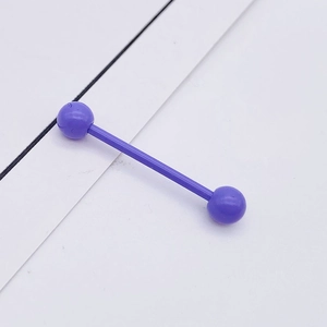 Détail d'un piercing barbell en acier inoxydable violet avec deux boules sur fond blanc
