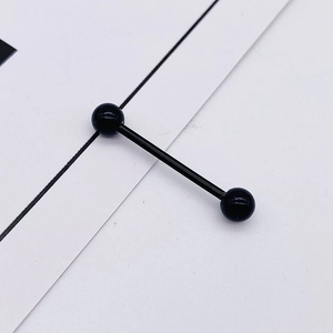 Gros plan d'un piercing d'haltère noir minimaliste en acier inoxydable pour la langue