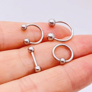 Vierteiliges poliertes Nasenpiercing-Set aus Edelstahl in Silber mit verschiedenen Formen