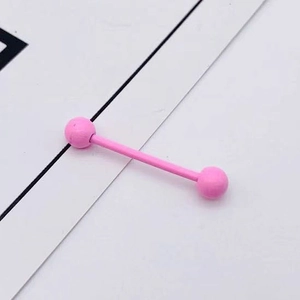 Gros plan sur le piercing en acier inoxydable peint en rose pour langue ou mamelon