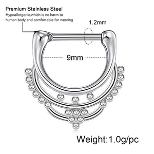 Dettaglio di un anello per setto in acciaio inossidabile da 9mm con design a tre strati curvi