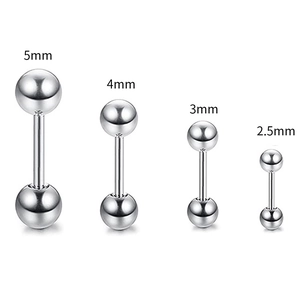 Quattro orecchini a bilanciere in acciaio inossidabile da 5mm a 2,5mm su fondo bianco