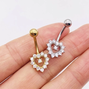 Set van gouden en zilveren hart navelpiercings met fonkelende zirkoonstenen