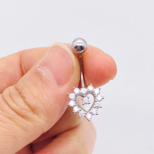 Sprankelende hart navelpiercing met witte zirkoonstenen op zilver roestvrij staal
