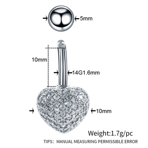 Detalle de dimensiones de un piercing de ombligo en forma de corazón con circonitas