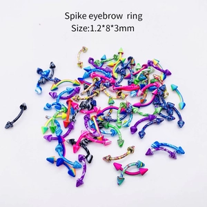 Détail macro de piercings d'arcade de 1,2x8x3mm aux motifs variés avec embouts pointus