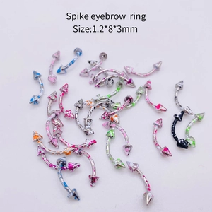 Vue détaillée des piercings d'arcade multicolores à pointes avec motif éclaboussures