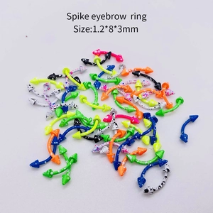 Vue macro de piercings arcade spike 1.2x8x3mm avec motifs de peinture colorée