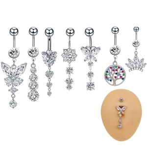 7er-Set Bauchnabelpiercings mit Schmetterling und Lebensbaum auf Silikonmodell