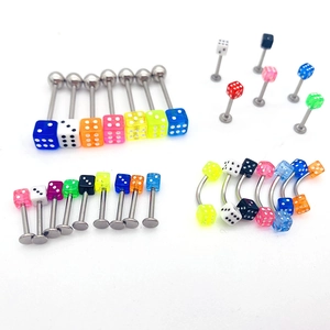 Makroaufnahme von buntem Acryl-Würfel-Piercingschmuck für Zunge, Lippe und Augenbraue