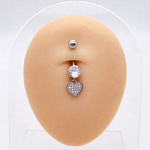 Détail de piercing de nombril en forme de cœur argenté avec zircons sur mannequin