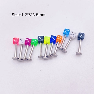 Detailansicht von 10 bunten Acryl-Würfel-Körperpiercings in der Größe 1,2x8x3,5mm