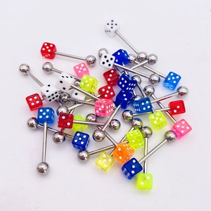 Makroaufnahme von buntem Acryl-Würfel-Piercingschmuck für Zunge und Ohren in verschiedenen Farben