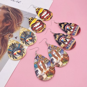 Vue détaillée de quatre boucles d'oreilles en cuir avec motifs patriotes et western
