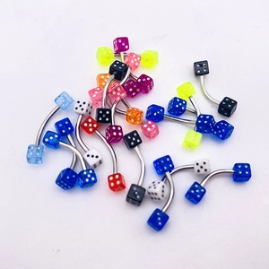 Nahaufnahme verschiedener bunter Acryl-Wuerfel-Piercingschmuck fuer den Koerper