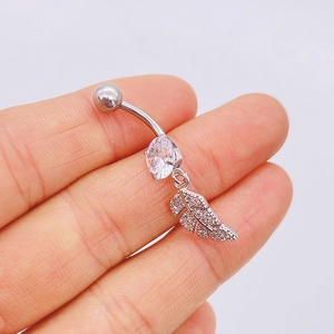 Détail macro du piercing de nombril en acier inoxydable avec zircon marquise et feuille