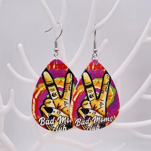 Détail de boucles d'oreilles en cuir en forme de larme avec imprimé graffiti Bad Moms Club