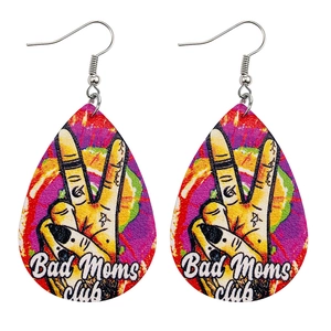 Détail de boucles d'oreilles en simili cuir avec imprimé Bad Moms Club et signe de victoire