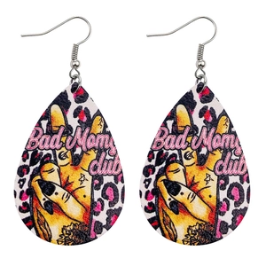Gros plan de boucles d'oreilles en forme de larme avec imprimé léopard et slogan Bad Mom