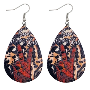 Détail de boucles d'oreilles en cuir en forme de larme avec imprimé Bad Moms Club et léopard
