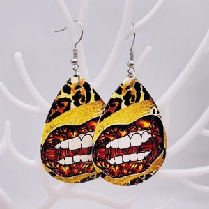 Boucles d'oreilles goutte en similicuir avec imprimé léopard et lèvres sur support