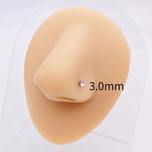 Clou de nez en acier inoxydable 3,0 mm avec cristal de zircone rond sur modèle de nez