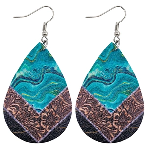Détail de boucles d'oreilles en cuir en forme de goutte avec motifs de vagues bleues