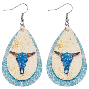 Détail de boucles d'oreilles larmes avec motif paisley et design de crâne de taureau
