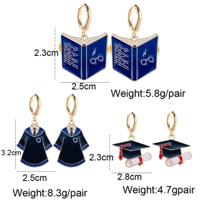 Akademisches Emaille-Ohrring-Set mit blauem Buch, Talar und Doktorhut-Design