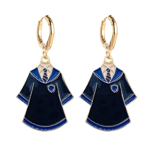 Abschluss-Ohrringe im Zauberschul-Design mit blauer Emaille-Robe und goldenen Creolen