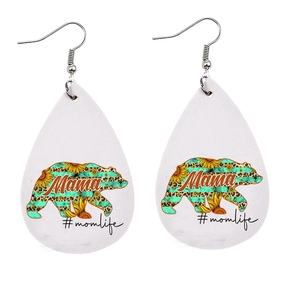 Kunstlederen druppeloorbellen met luipaard mama beer en mintgroene strepen design