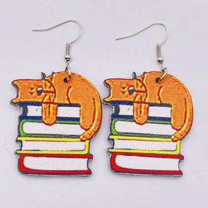 Orecchini creativi in legno con gatto arancione e libri colorati per il rientro a scuola