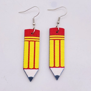 Dettaglio degli orecchini creativi in legno a forma di matita con ganci in argento per docenti