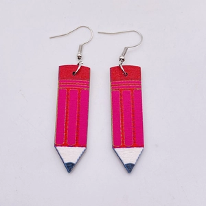 Dettaglio di orecchini pendenti in legno a forma di matita rosa con ganci d'argento