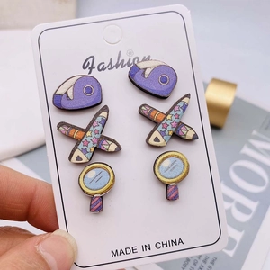 Set di orecchini a tema cartoleria con matita, cucitrice e lente per regali insegnanti