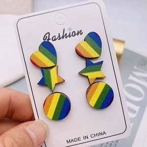 Dettaglio di orecchini a lobo a cuore e stella con motivo arcobaleno su cartoncino