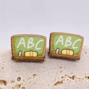 Detail von Schultafel-Ohrringen mit ABC-Motiv und Kreidedesign als Lehrergeschenk