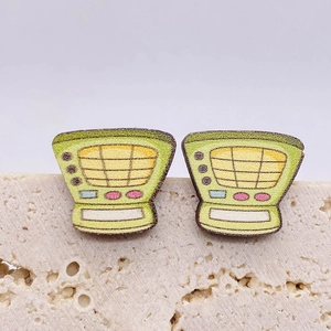 Makro-Detail kreativer Ohrstecker in Retro-Computerform mit bunten Tastendetails