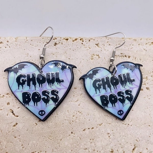 Makroaufnahme von herzförmigen GHOUL BOSS Acryl-Ohrringen mit Spinnennetz- und Fledermausdekor