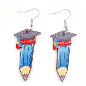 Detail von Holzohrringen zum Schulabschluss mit Doktorhut und Back to School Bleistift Motiv