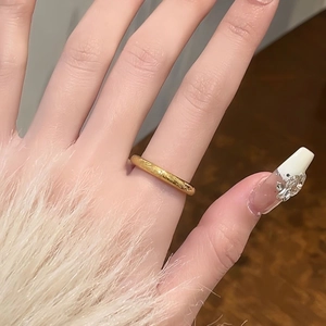 Anello classico in acciaio inossidabile martellato placcato oro 18k per donna minimal