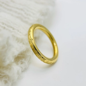 Anello in acciaio al titanio placcato oro 18k con simboli portafortuna tradizionali