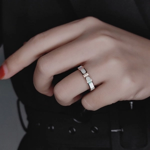 Minimalistischer 18K Roségold Ring mit Muscheleinlage und Kristallen für Damen