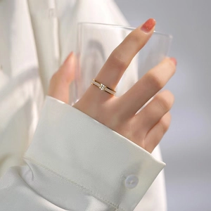 Minimalistischer 18K vergoldeter Ring mit Muscheleinlage und drei Zirkonia-Steinen