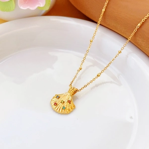 Collana con ciondolo a conchiglia in acciaio inossidabile placcato oro 18K con gemme