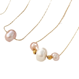 Collar minimalista de titanio dorado con perlas de agua dulce en tonos blanco y rosa